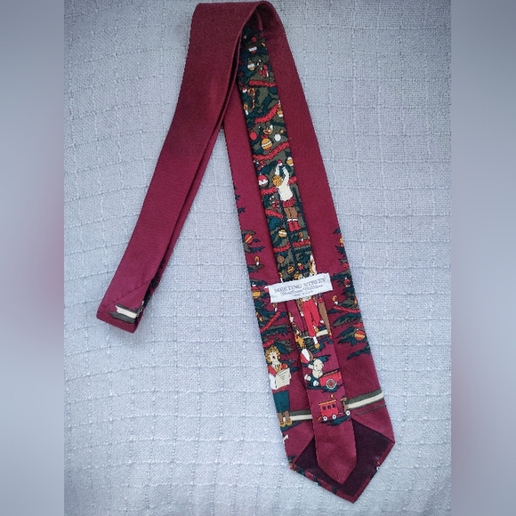 LIKE NEW "Carolers By the Tree" Christmas Tie, Holiday Gift Stocking Stuffer - Picture 4 of 7